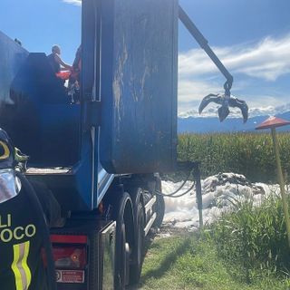 Airasca, carta da macero in fiamme nel camion della raccolta differenziata: l'intervento dei vigili del fuoco
