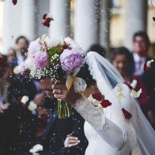 Matrimonio nella cascina di Stupinigi, ma all'arrivo degli sposi le porte sono chiuse: &quot;Un momento di felicità trasformato in sconforto&quot;