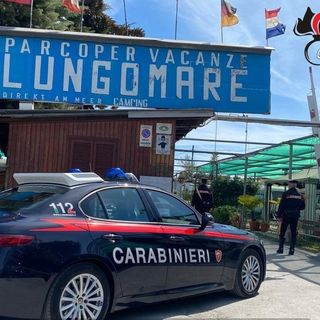 Camping Lungomare con auto dei carabinieri di fronte