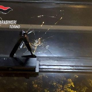 immagine di repertorio di un vetro infranto da un colpo di pistola