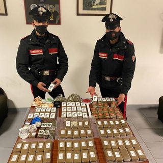 Forte odore di hashish dall’auto: arrestato un corriere di droga a Beinasco [VIDEO]