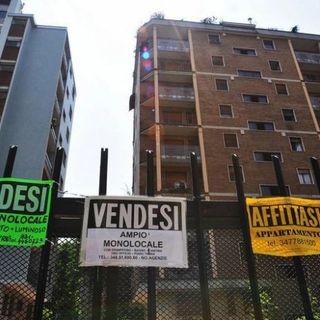 cartelli vendesi appesi ai cancelli