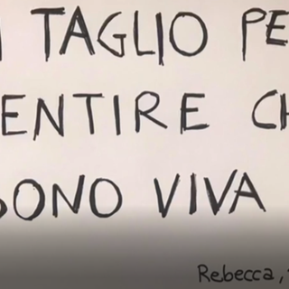 cartello scritto da giovane sofferente