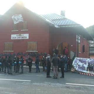 forze dell'ordine intorno a una casa cantoniera