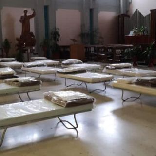 Malati sotto il crocefisso: al San Luigi i pazienti ricoverati nella chiesa dell'ospedale [FOTO]
