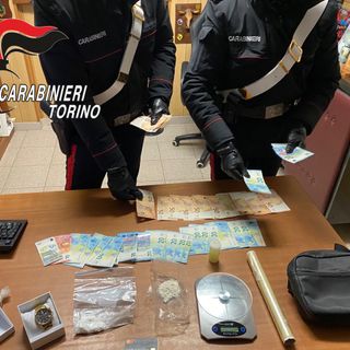 droga sequestrata su un tavolo