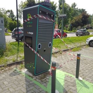 Predoni dell'oro rosso in azione a Nichelino: danneggiate le colonnine di ricarica