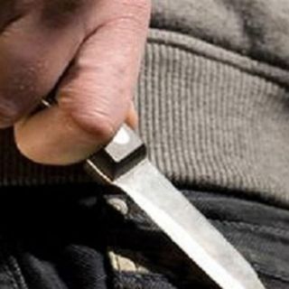 Prova a salire sul treno armato di coltello: fermato dai carabinieri di Nichelino