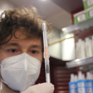 farmacista con vaccino