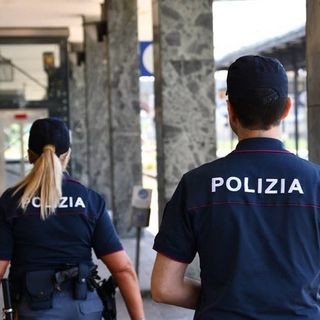 Stazioni sicure, la polizia controlla 213 bagagli: due multe