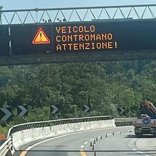 Allarme per auto contromano in un cartello