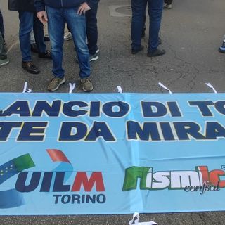 Torino fa la storia: in migliaia in piazza per chiedere che Mirafiori abbia un futuro