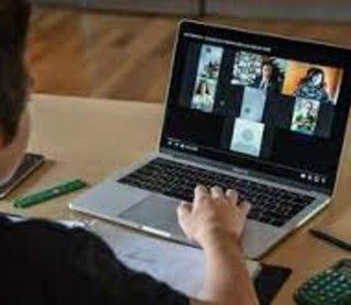 studente alle prese con un computer
