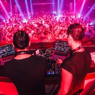 Dj di una discoteca piena di persone