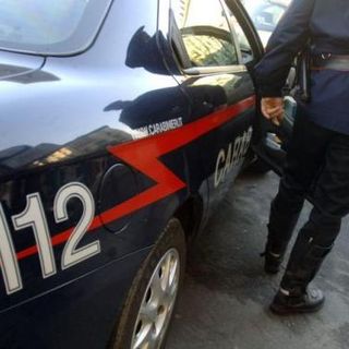 Cammina al centro di via Primo Maggio a Luserna San Giovanni e poi si scaglia contro un’auto