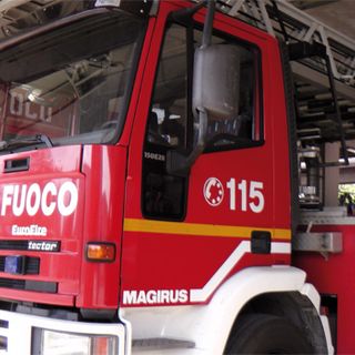 Si staccano dei pezzi di intonaco da un'abitazione a Barge, colpito un passante