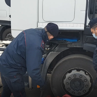 carabinieri perquisiscono un tir
