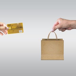 mano che esce da uno schermo, sacchetto con merce dall'altro