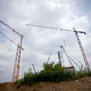Gru impegnate in costruzioni edili