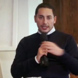 Presentazione con persone sedute a semicerchio