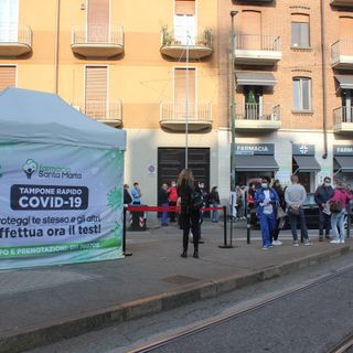Farmacie prese d'assalto per i tamponi rapidi
