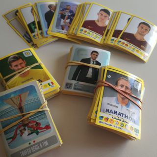 Intesa Sanpaolo regala 18mila album Calciatori Panini e 11 milioni di figurine a minori in difficoltà