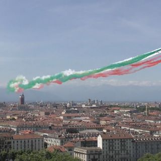Le Frecce Tricolori abbracciano Torino: lo spettacolo nel cielo sopra piazza Vittorio [VIDEO]