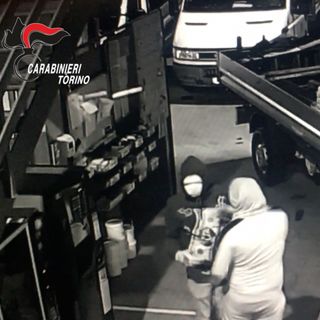 persone riprese in bianco e nero