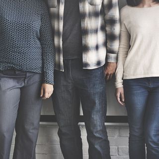 gruppo di giovani in piedi