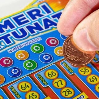 La dea bendata 'bacia' Nichelino: gratta e vince mezzo milione di euro