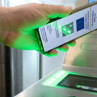 green pass passato sopra un lettore tramite un cellulare