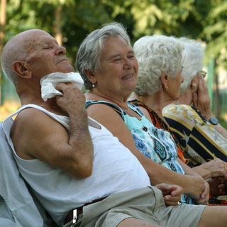 Persone anziane accaldate su una panchina