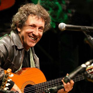 Al Teatro Superga di Nichelino il premio Gianmaria Testa e il concerto di Eugenio Bennato