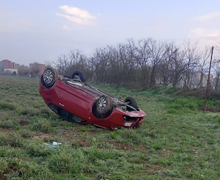 Auto si ribalta allo svincolo di Debouchè e finisce nella scarpata