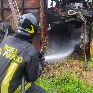 Maneggio in fiamme a Campiglione Fenile, intervengono i vigili del fuoco