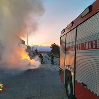 A fuoco un'auto nella zona industriale di Volvera, nessuna persona coinvolta