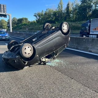 Paura in tangenziale: auto si ribalta sulla corsia di sorpasso, tre feriti tra cui un bambino