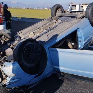 Tangenziale trappola: auto si ribalta all'altezza del sito, traffico paralizzato