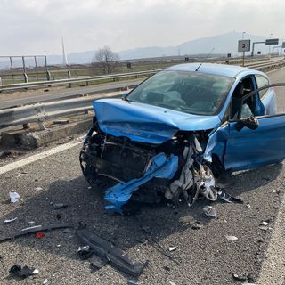 Paura in tangenziale: auto ribaltate o mezze distrutte, fortunatamente i feriti non sono gravi