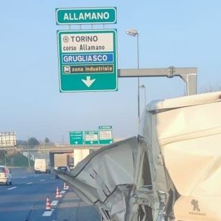 Caos in Tangenziale Sud per un doppio incidente nei pressi di corso Allamano: un ferito e 4 veicoli coinvolti