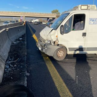 Furgone sbatte contro lo spartitraffico: tangenziale bloccata all'altezza dell'interporto Sito