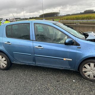 Auto precipita per 15 metri giù da una scarpata a Pian Munè di Paesana: miracolata la coppia di Pinerolesi a bordo