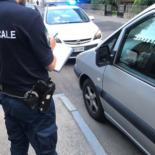 Nichelino, rubano una vettura e poi vanno a schiantarsi contro la rotatoria di via Cuneo