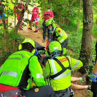 Cade dalla mountain bike sopra Giaveno: si sospetta l'interessamento della colonna vertebrale