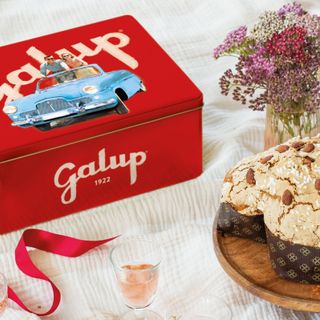 Sugli incarti anche la celebre scena di Vacanze Romane, in cui Audrey Hepburn e Gregory Peck, vagano divertiti su una motoretta