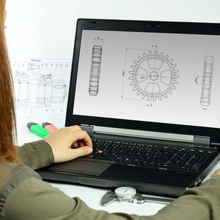 Ragazza lavora al computer