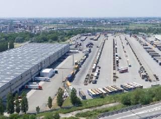 Polo logistico con camion parcheggiati e merci