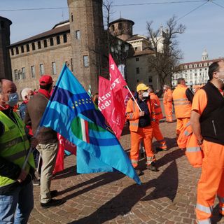 Manifestazione dei sindacati in piazza Castello