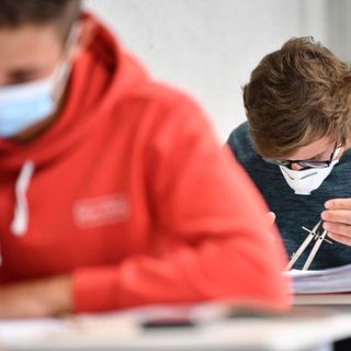 ragazzi con mascherine a scuola