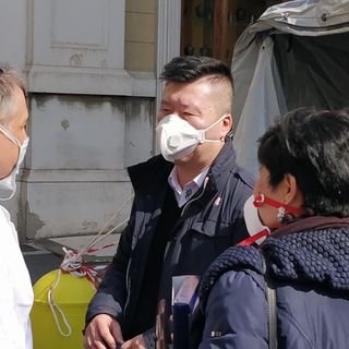 Comunità cinese dona mascherine alla Città della Salute, ma la foto di gruppo è un cattivo esempio
